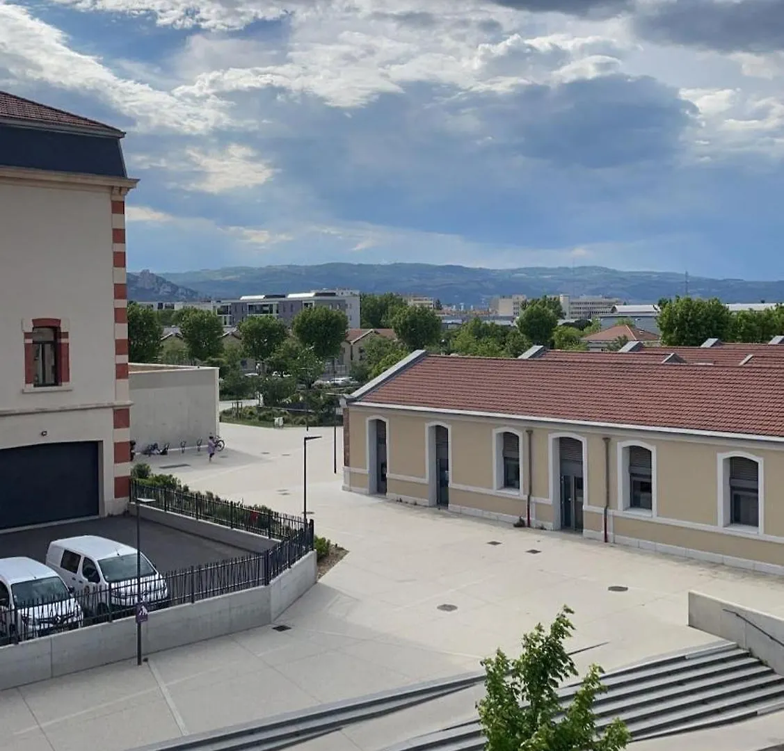 Grand Appartement Cosy Avec Terrasse Parking Valence  Apartment Valence (Drome)